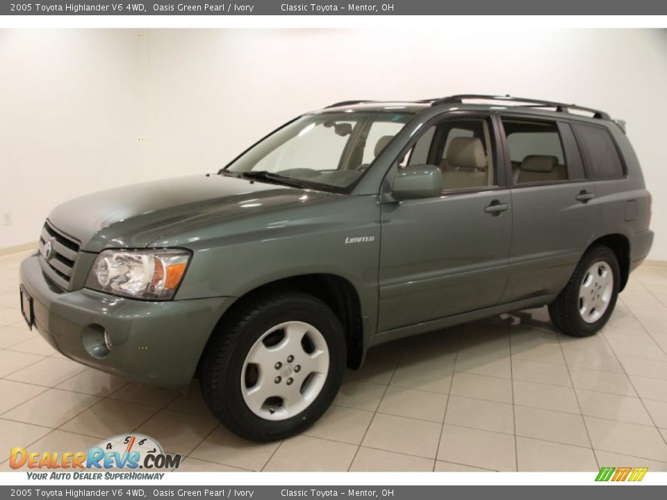 Front 3/4 View of 2005 Toyota Highlander V6 4WD Photo #3