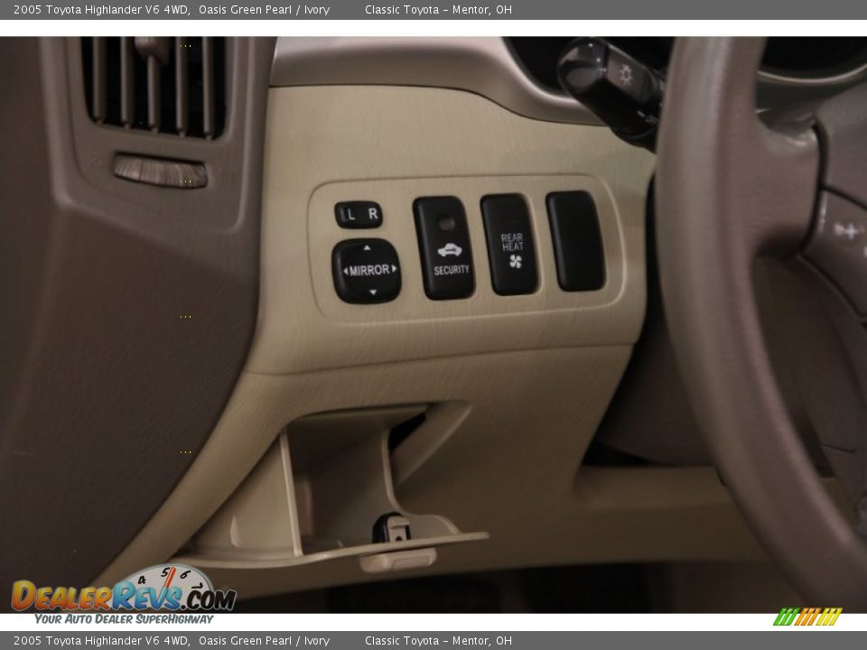 Controls of 2005 Toyota Highlander V6 4WD Photo #5