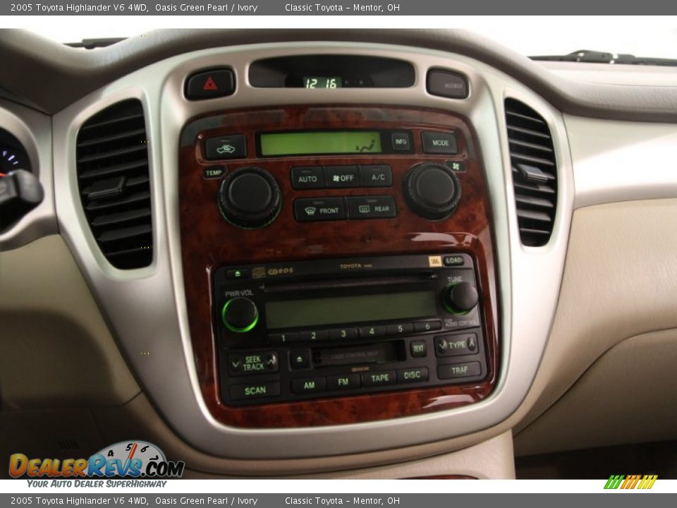 Controls of 2005 Toyota Highlander V6 4WD Photo #10