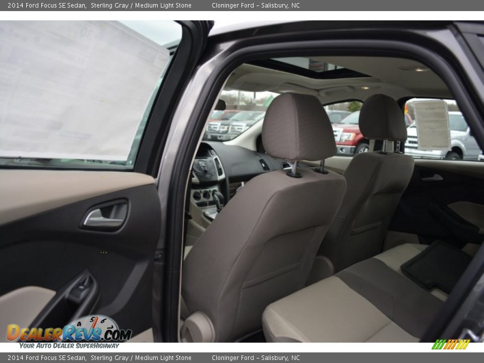 2014 Ford Focus SE Sedan Sterling Gray / Medium Light Stone Photo #9