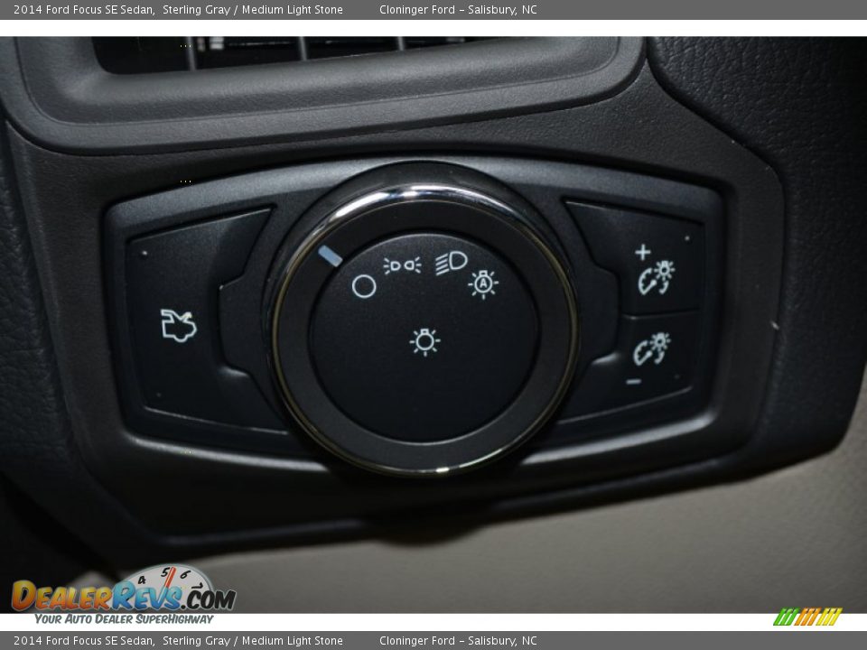 2014 Ford Focus SE Sedan Sterling Gray / Medium Light Stone Photo #19