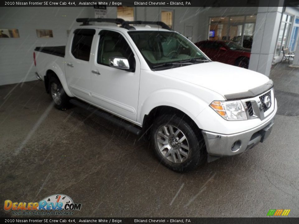 Front 3/4 View of 2010 Nissan Frontier SE Crew Cab 4x4 Photo #4