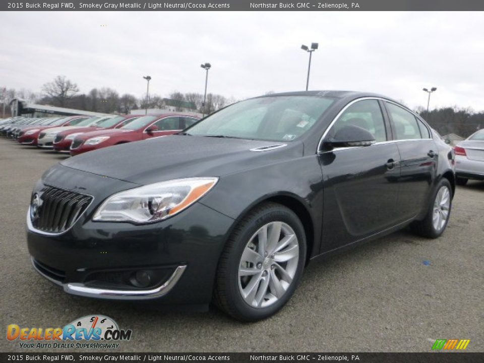 Front 3/4 View of 2015 Buick Regal FWD Photo #1