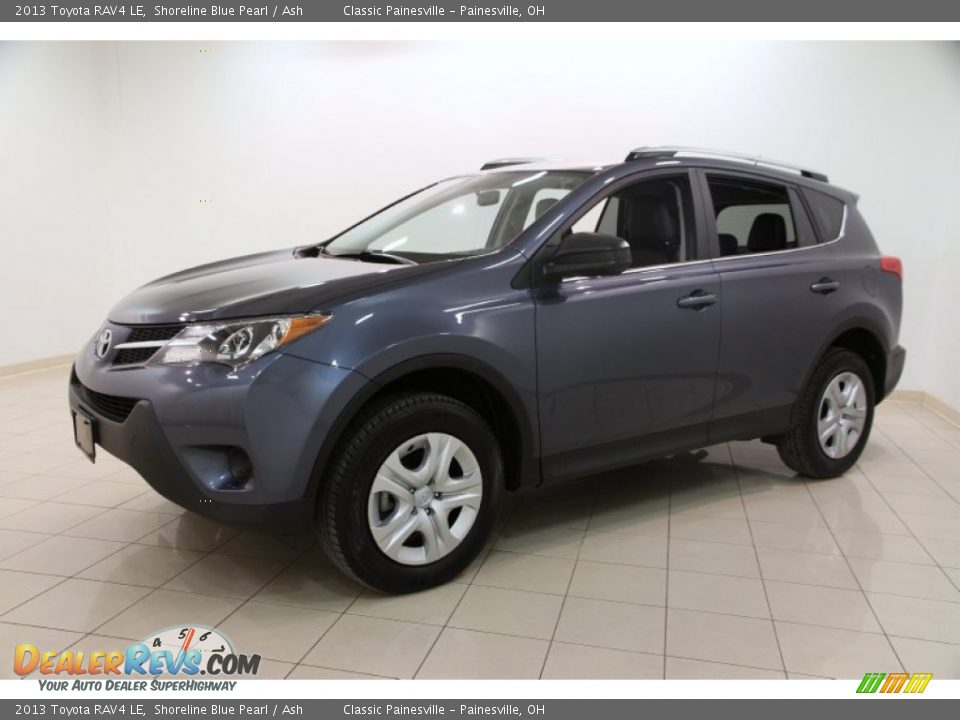 Front 3/4 View of 2013 Toyota RAV4 LE Photo #3