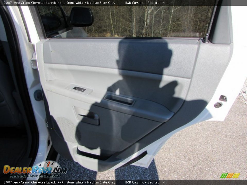 2007 Jeep Grand Cherokee Laredo 4x4 Stone White / Medium Slate Gray Photo #13