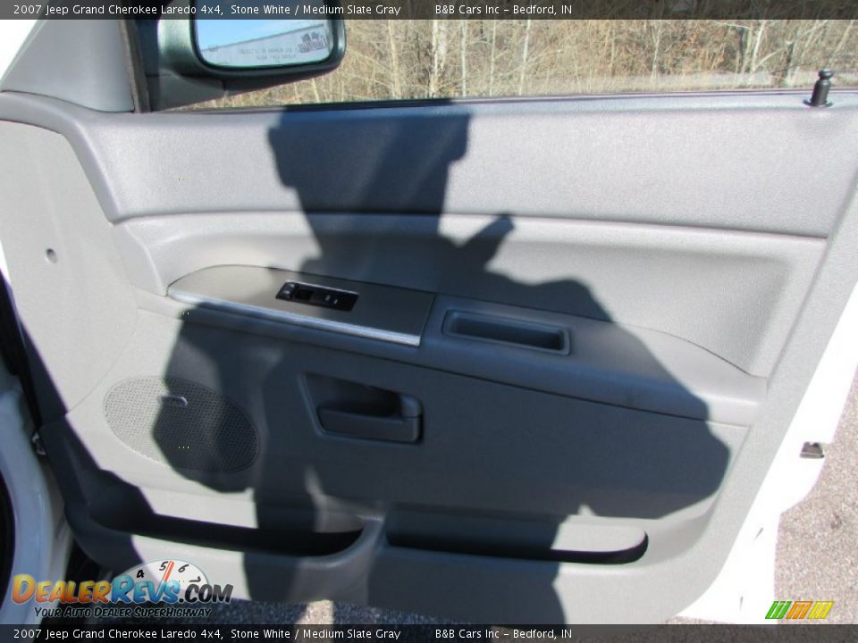 2007 Jeep Grand Cherokee Laredo 4x4 Stone White / Medium Slate Gray Photo #17