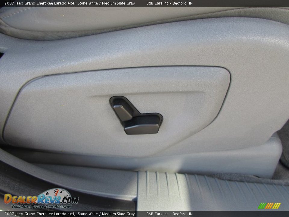 2007 Jeep Grand Cherokee Laredo 4x4 Stone White / Medium Slate Gray Photo #19