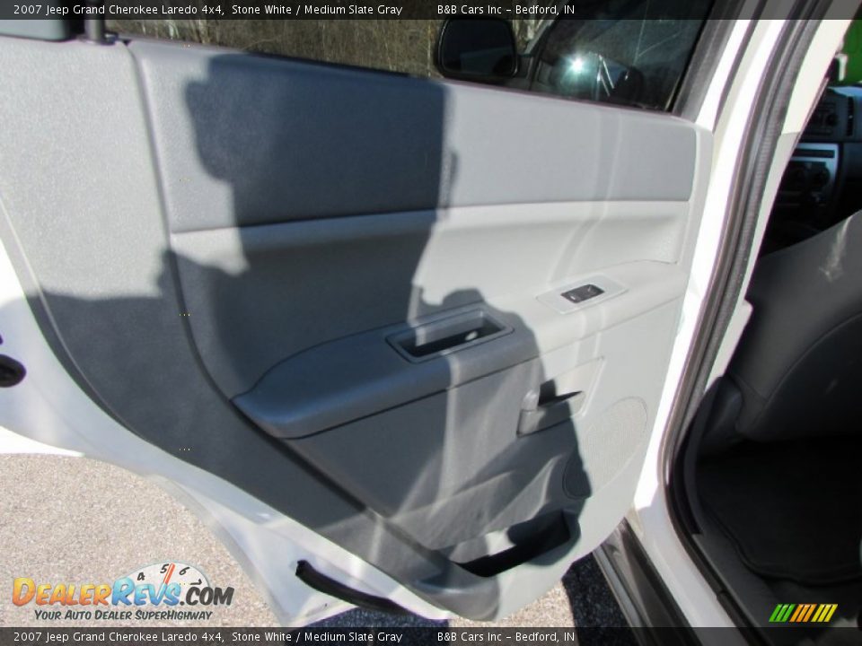 2007 Jeep Grand Cherokee Laredo 4x4 Stone White / Medium Slate Gray Photo #23