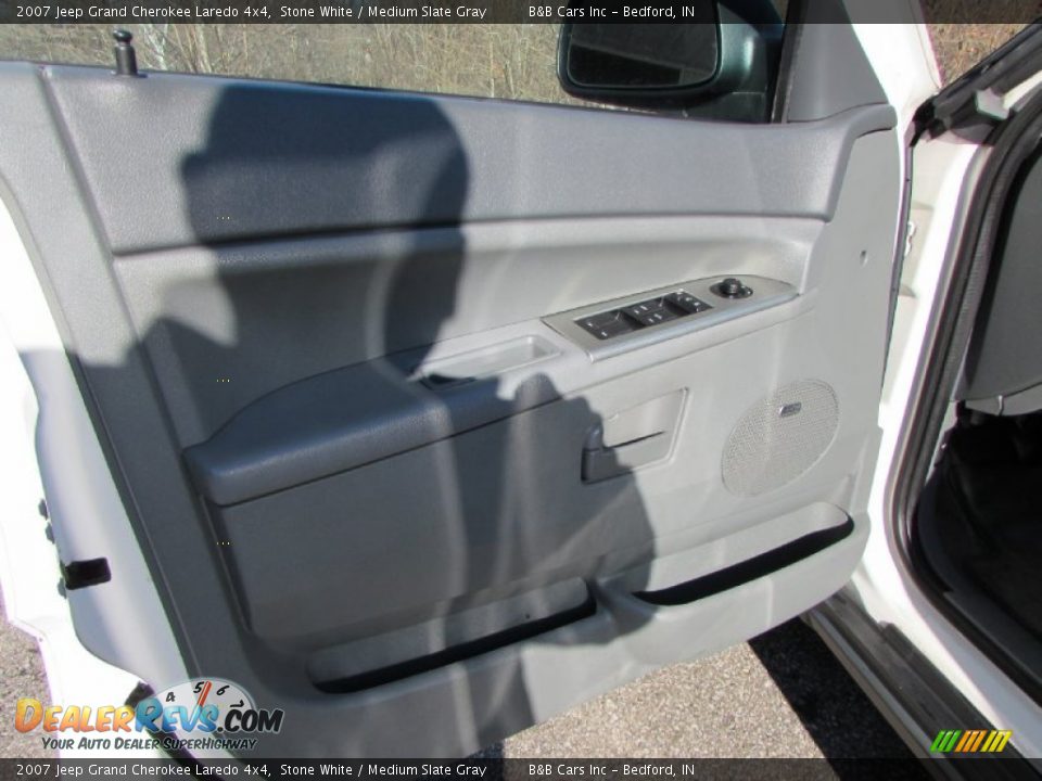 2007 Jeep Grand Cherokee Laredo 4x4 Stone White / Medium Slate Gray Photo #26