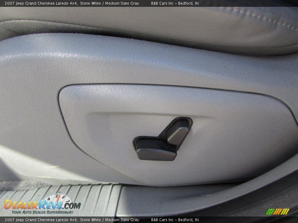2007 Jeep Grand Cherokee Laredo 4x4 Stone White / Medium Slate Gray Photo #29