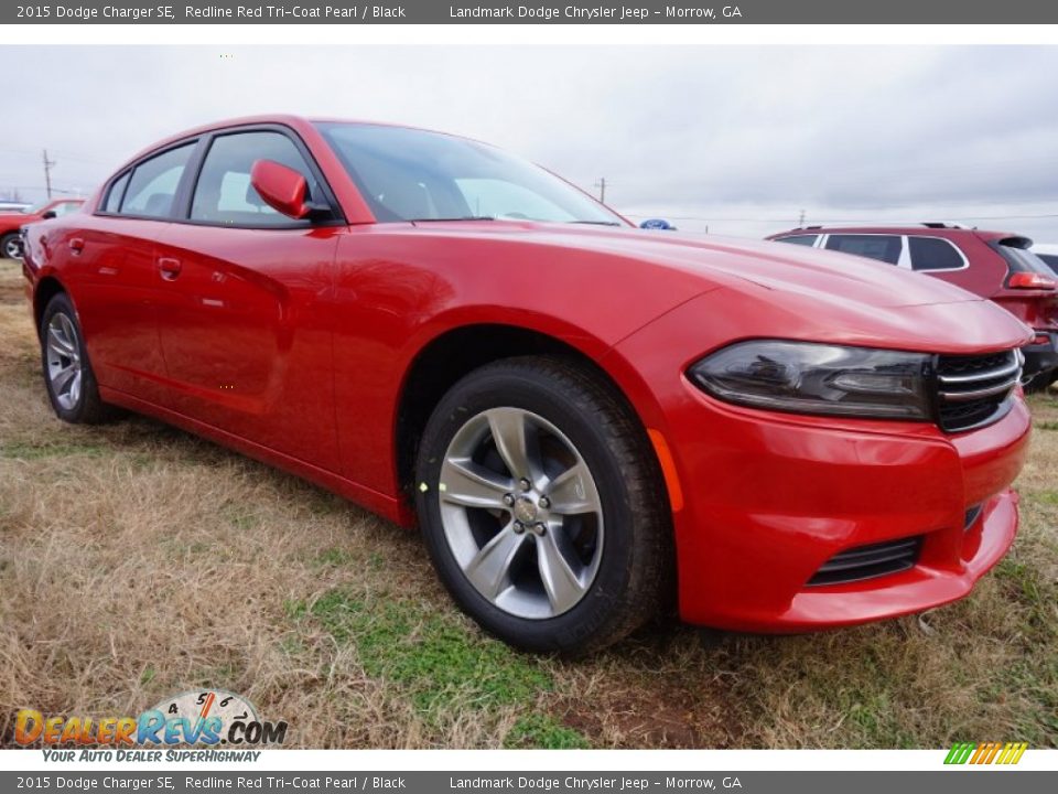 Front 3/4 View of 2015 Dodge Charger SE Photo #4