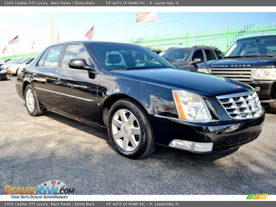 Front 3/4 View of 2006 Cadillac DTS Luxury Photo #26