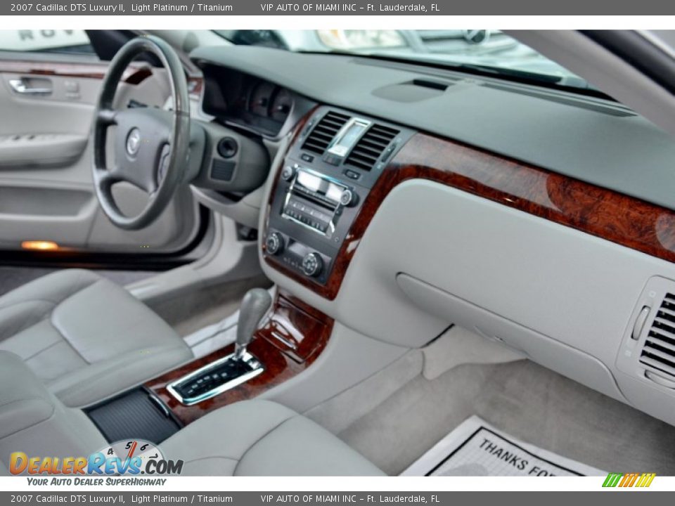 2007 Cadillac DTS Luxury II Light Platinum / Titanium Photo #32