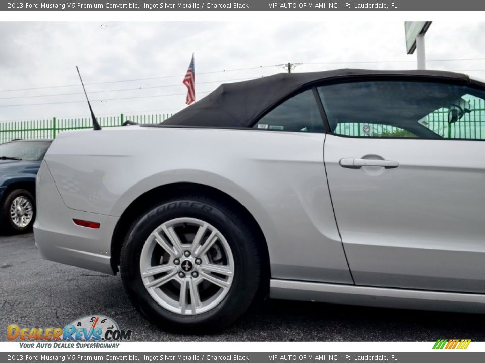 2013 Ford Mustang V6 Premium Convertible Ingot Silver Metallic / Charcoal Black Photo #11