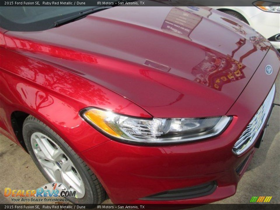 2015 Ford Fusion SE Ruby Red Metallic / Dune Photo #2