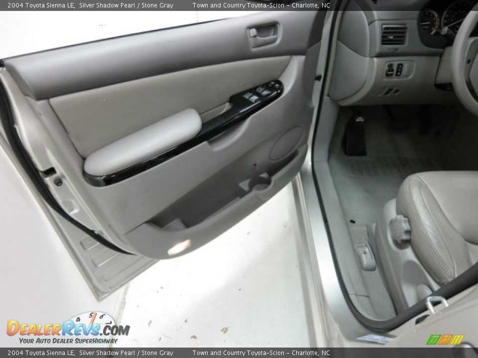 2004 Toyota Sienna LE Silver Shadow Pearl / Stone Gray Photo #17