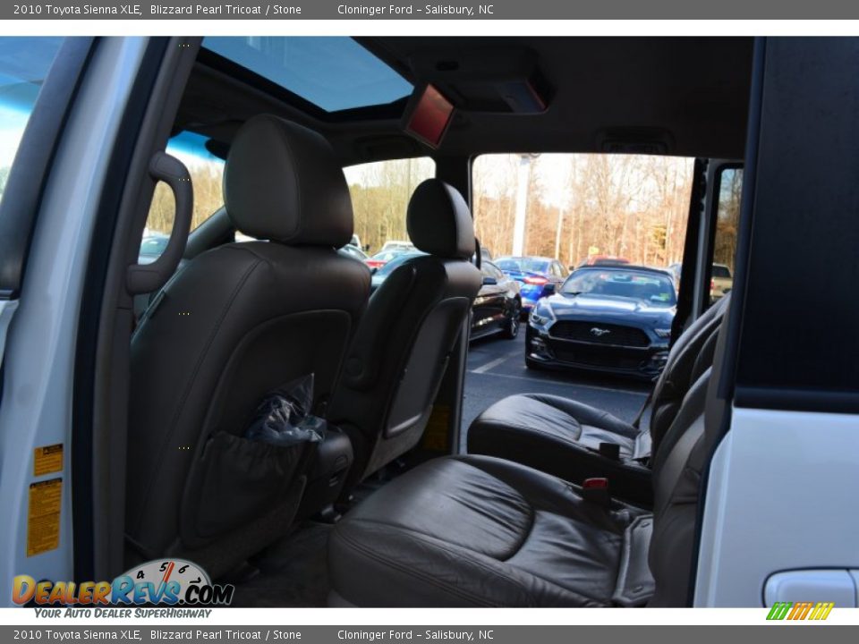 2010 Toyota Sienna XLE Blizzard Pearl Tricoat / Stone Photo #12