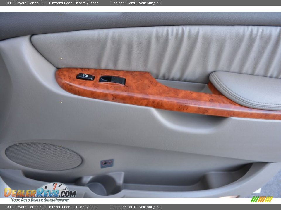 2010 Toyota Sienna XLE Blizzard Pearl Tricoat / Stone Photo #16