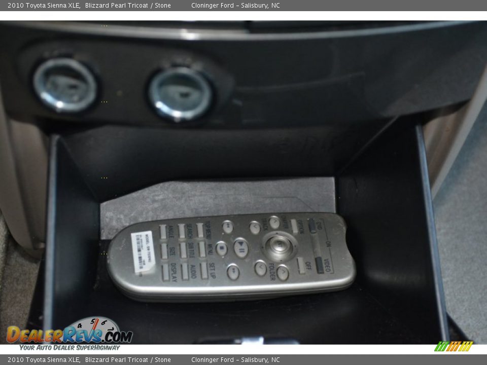 2010 Toyota Sienna XLE Blizzard Pearl Tricoat / Stone Photo #25
