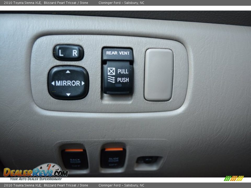2010 Toyota Sienna XLE Blizzard Pearl Tricoat / Stone Photo #29