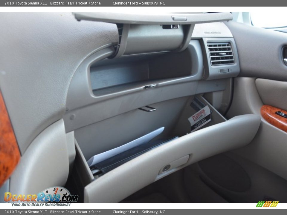 2010 Toyota Sienna XLE Blizzard Pearl Tricoat / Stone Photo #30