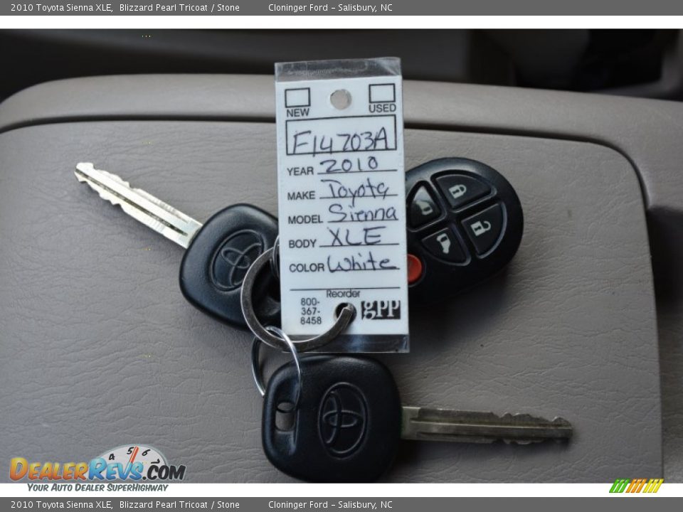2010 Toyota Sienna XLE Blizzard Pearl Tricoat / Stone Photo #31