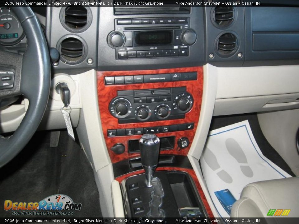 2006 Jeep Commander Limited 4x4 Bright Silver Metallic / Dark Khaki/Light Graystone Photo #5