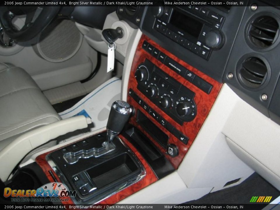 2006 Jeep Commander Limited 4x4 Bright Silver Metallic / Dark Khaki/Light Graystone Photo #10
