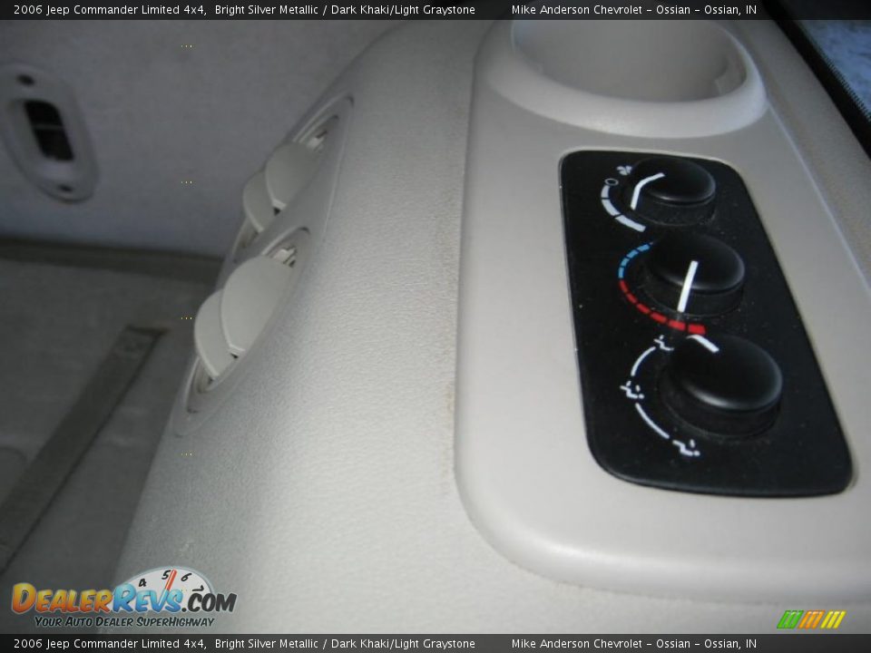 2006 Jeep Commander Limited 4x4 Bright Silver Metallic / Dark Khaki/Light Graystone Photo #21