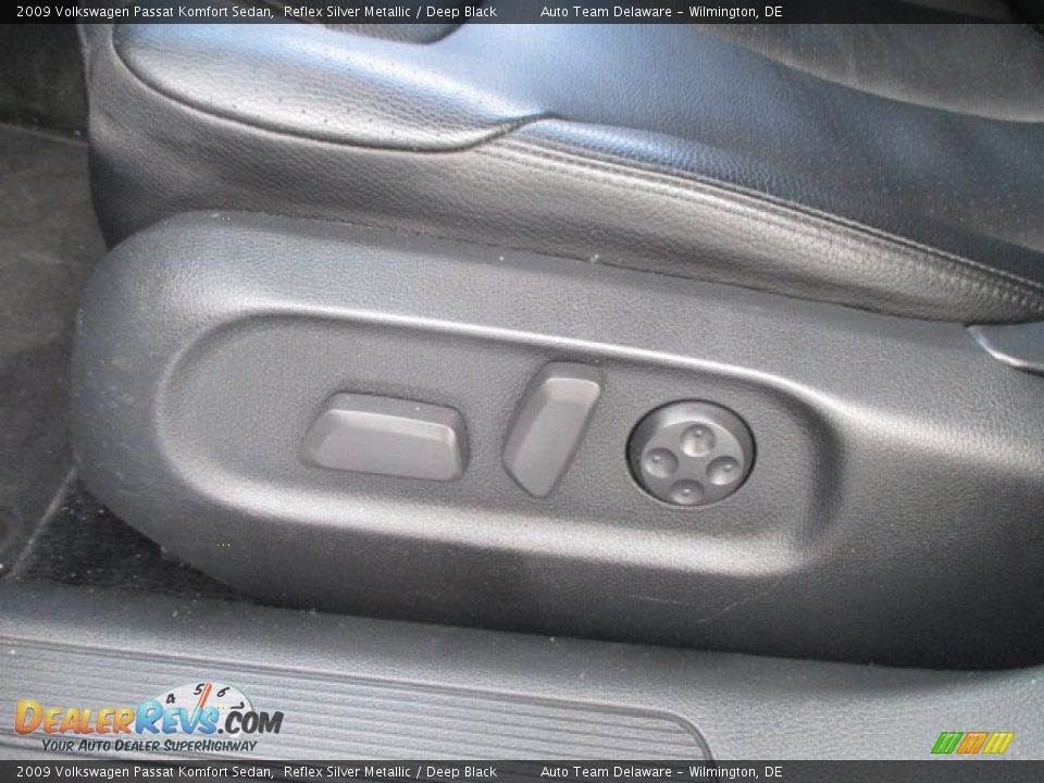 2009 Volkswagen Passat Komfort Sedan Reflex Silver Metallic / Deep Black Photo #12