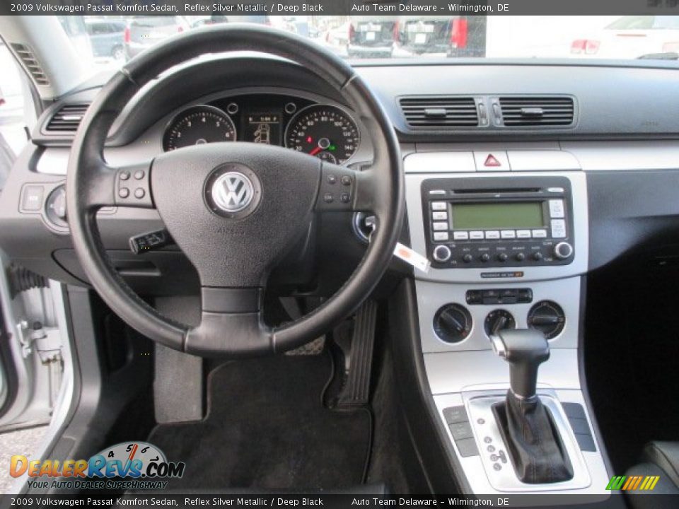 2009 Volkswagen Passat Komfort Sedan Reflex Silver Metallic / Deep Black Photo #13