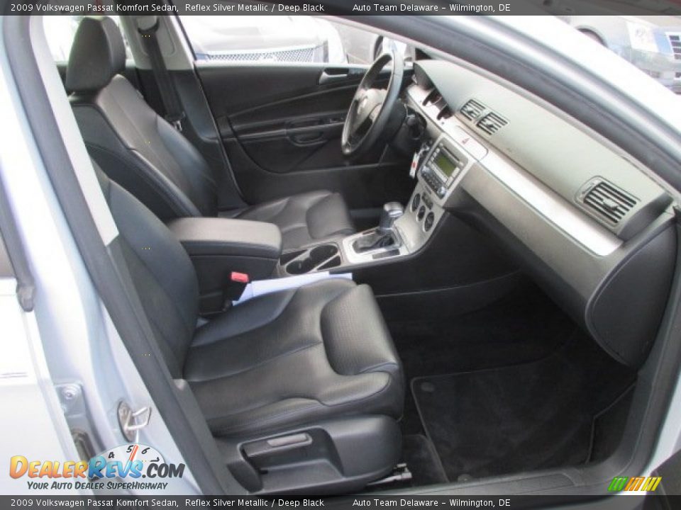 2009 Volkswagen Passat Komfort Sedan Reflex Silver Metallic / Deep Black Photo #16