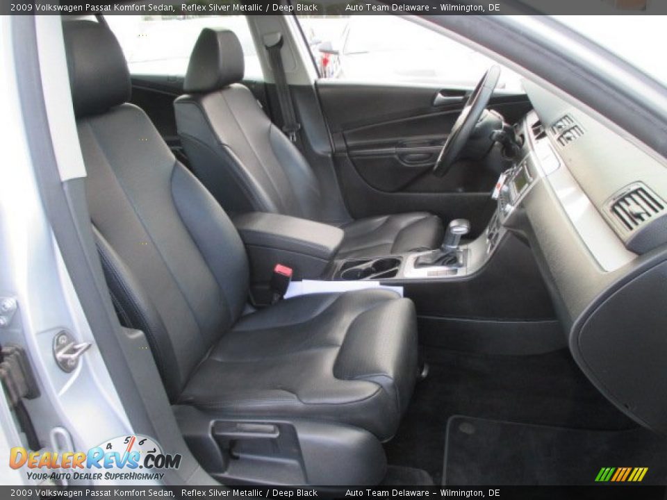 2009 Volkswagen Passat Komfort Sedan Reflex Silver Metallic / Deep Black Photo #17