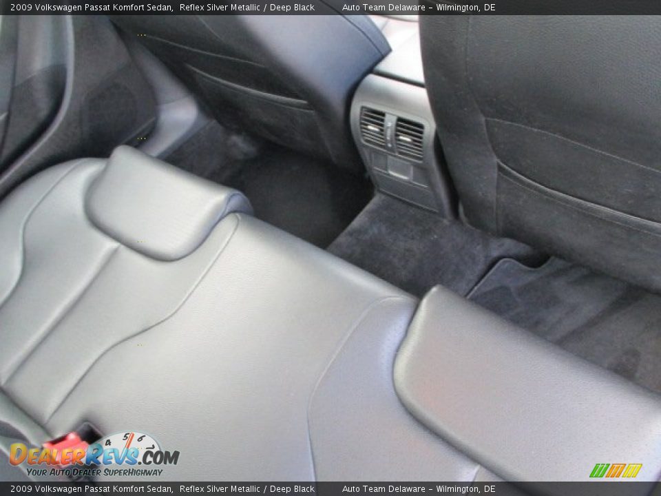 2009 Volkswagen Passat Komfort Sedan Reflex Silver Metallic / Deep Black Photo #20