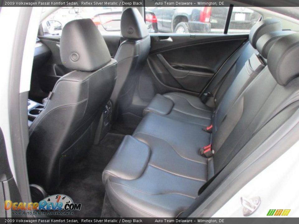2009 Volkswagen Passat Komfort Sedan Reflex Silver Metallic / Deep Black Photo #21