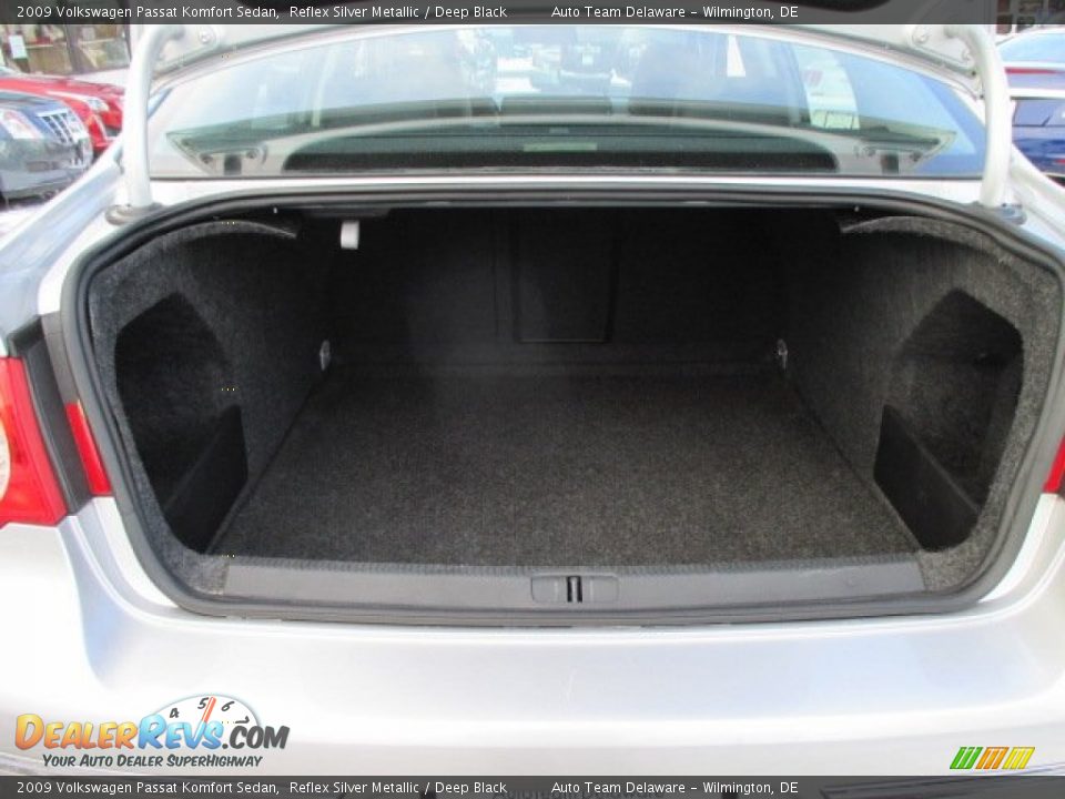 2009 Volkswagen Passat Komfort Sedan Reflex Silver Metallic / Deep Black Photo #23