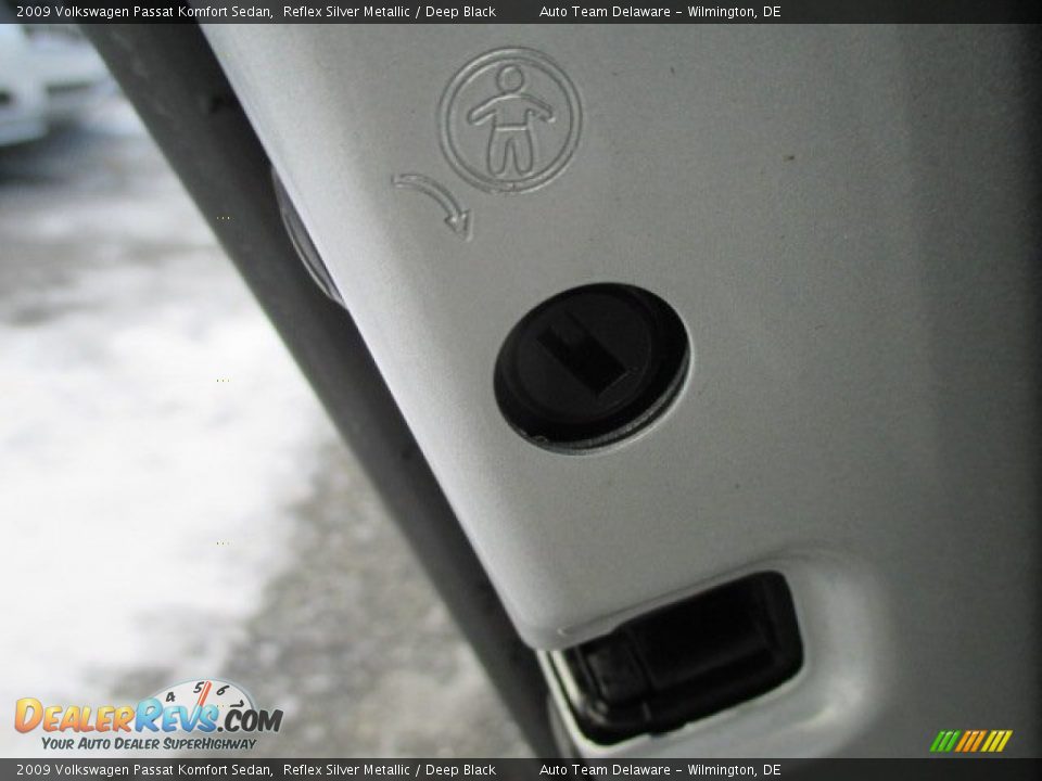 2009 Volkswagen Passat Komfort Sedan Reflex Silver Metallic / Deep Black Photo #27