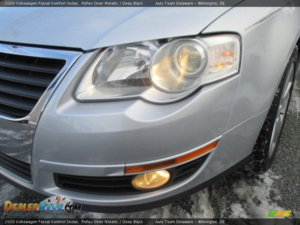2009 Volkswagen Passat Komfort Sedan Reflex Silver Metallic / Deep Black Photo #31