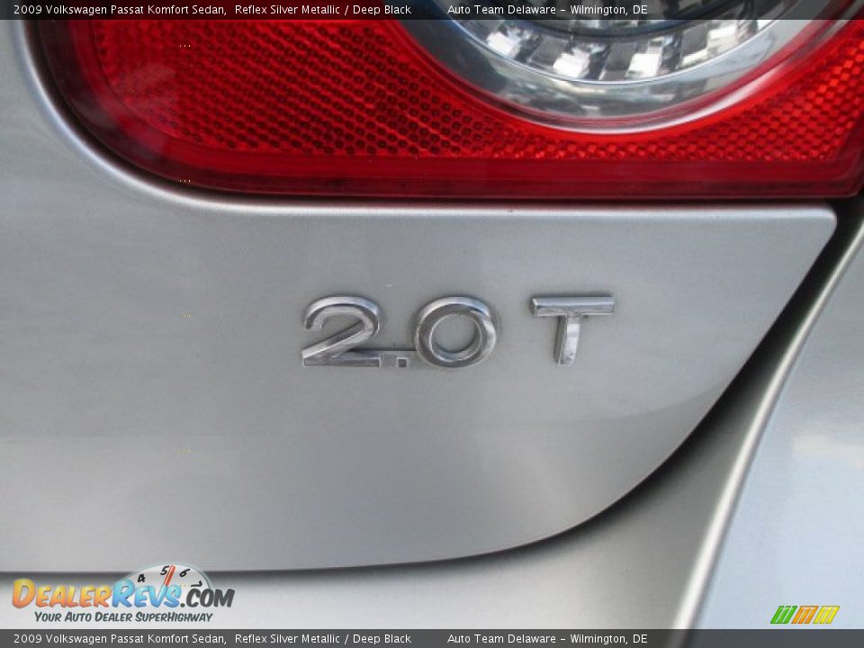 2009 Volkswagen Passat Komfort Sedan Reflex Silver Metallic / Deep Black Photo #32