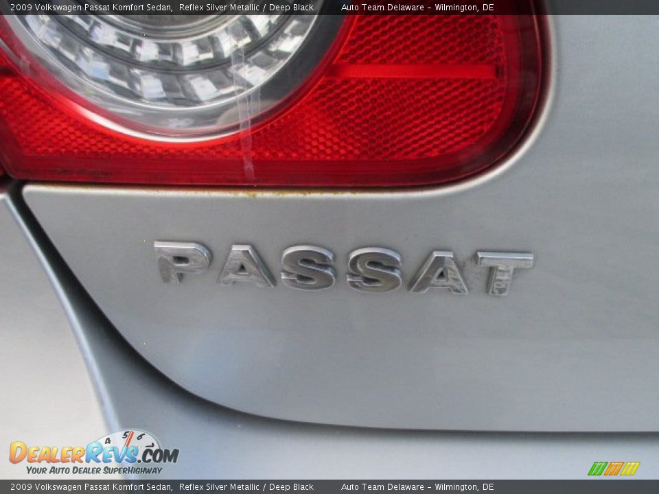 2009 Volkswagen Passat Komfort Sedan Reflex Silver Metallic / Deep Black Photo #33
