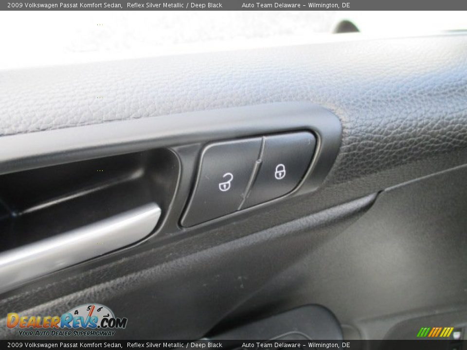 2009 Volkswagen Passat Komfort Sedan Reflex Silver Metallic / Deep Black Photo #34