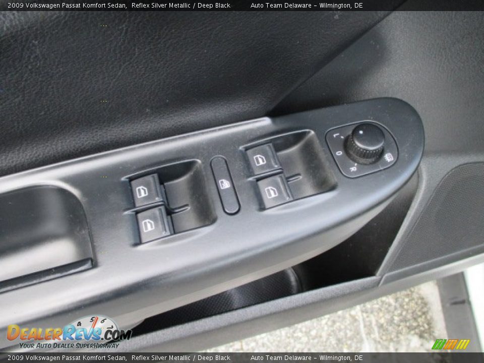 2009 Volkswagen Passat Komfort Sedan Reflex Silver Metallic / Deep Black Photo #35