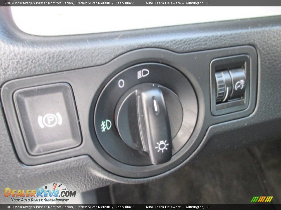 2009 Volkswagen Passat Komfort Sedan Reflex Silver Metallic / Deep Black Photo #36