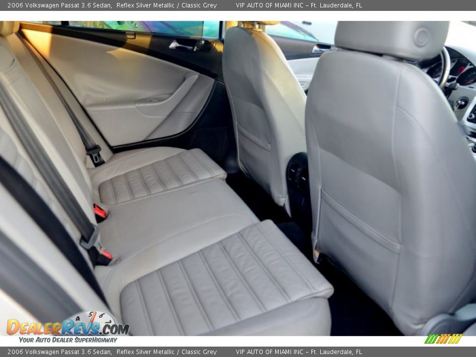 2006 Volkswagen Passat 3.6 Sedan Reflex Silver Metallic / Classic Grey Photo #2