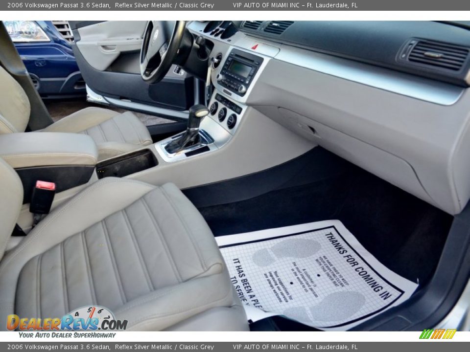 2006 Volkswagen Passat 3.6 Sedan Reflex Silver Metallic / Classic Grey Photo #4