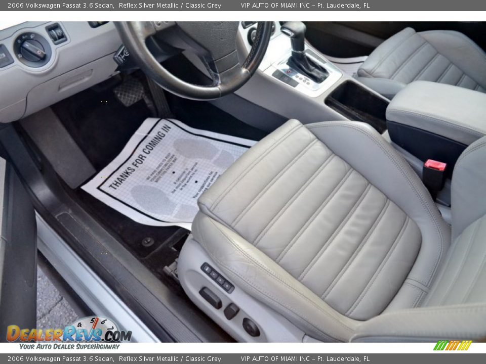 2006 Volkswagen Passat 3.6 Sedan Reflex Silver Metallic / Classic Grey Photo #10