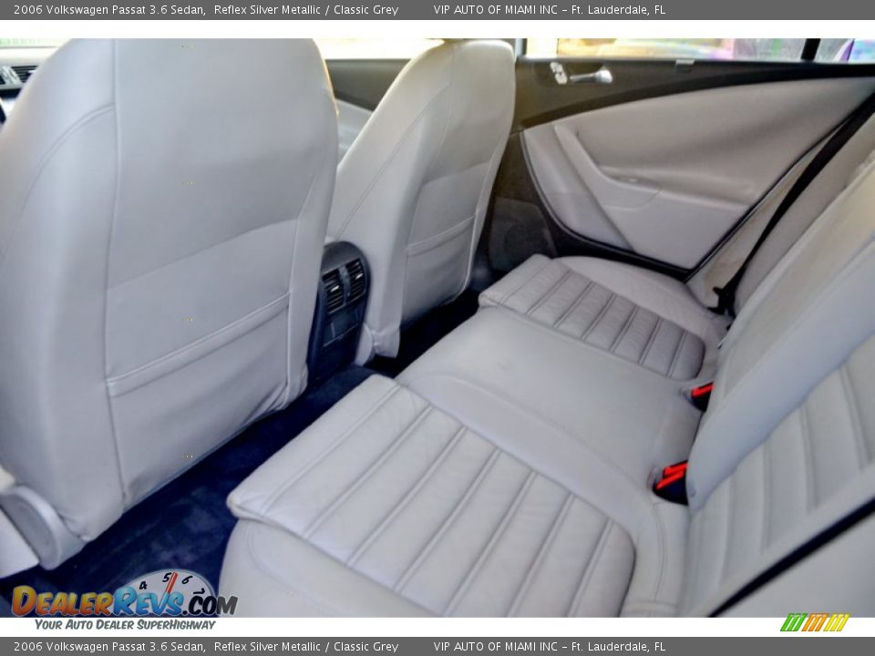 2006 Volkswagen Passat 3.6 Sedan Reflex Silver Metallic / Classic Grey Photo #11
