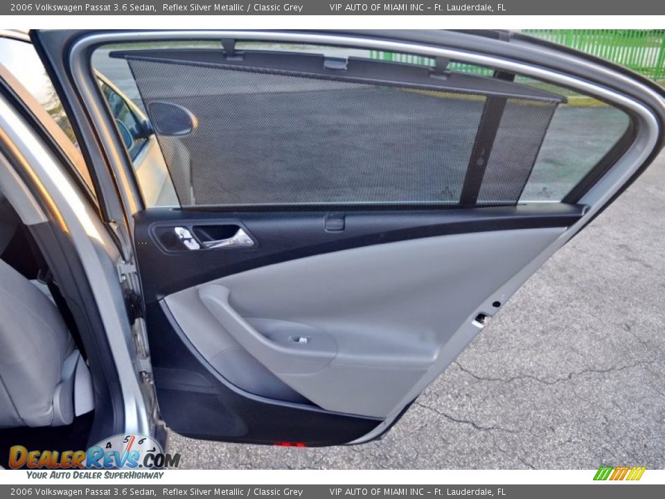 2006 Volkswagen Passat 3.6 Sedan Reflex Silver Metallic / Classic Grey Photo #13