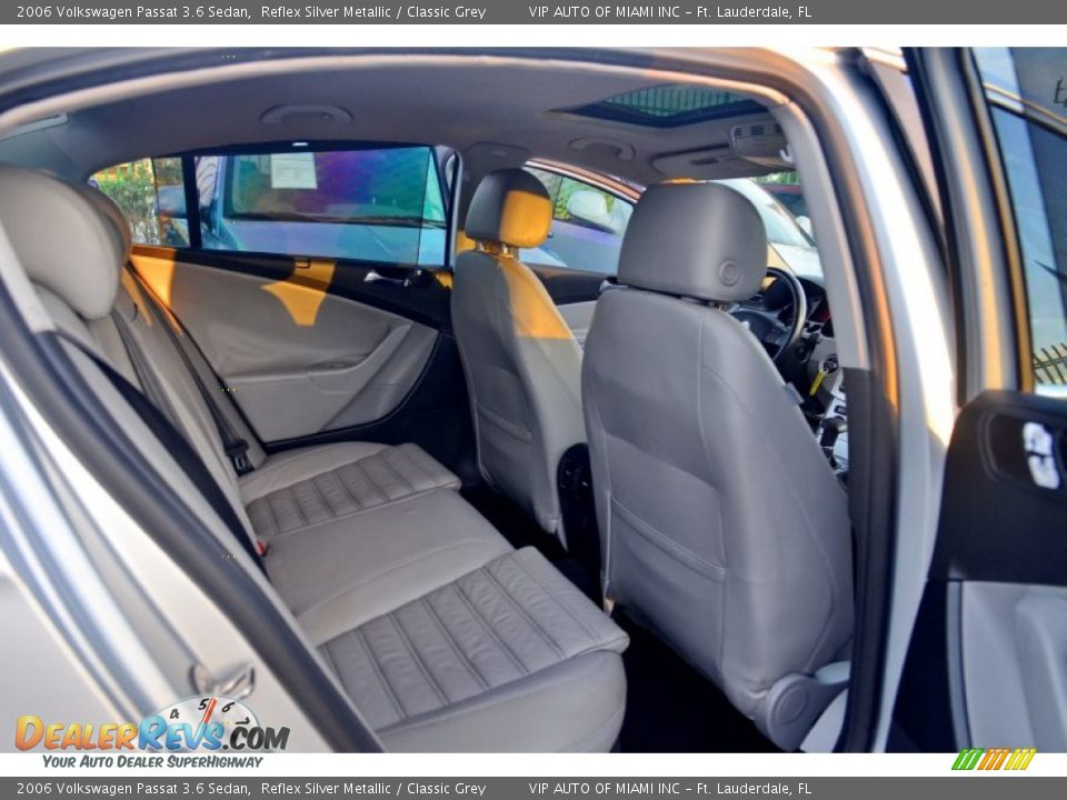 2006 Volkswagen Passat 3.6 Sedan Reflex Silver Metallic / Classic Grey Photo #14