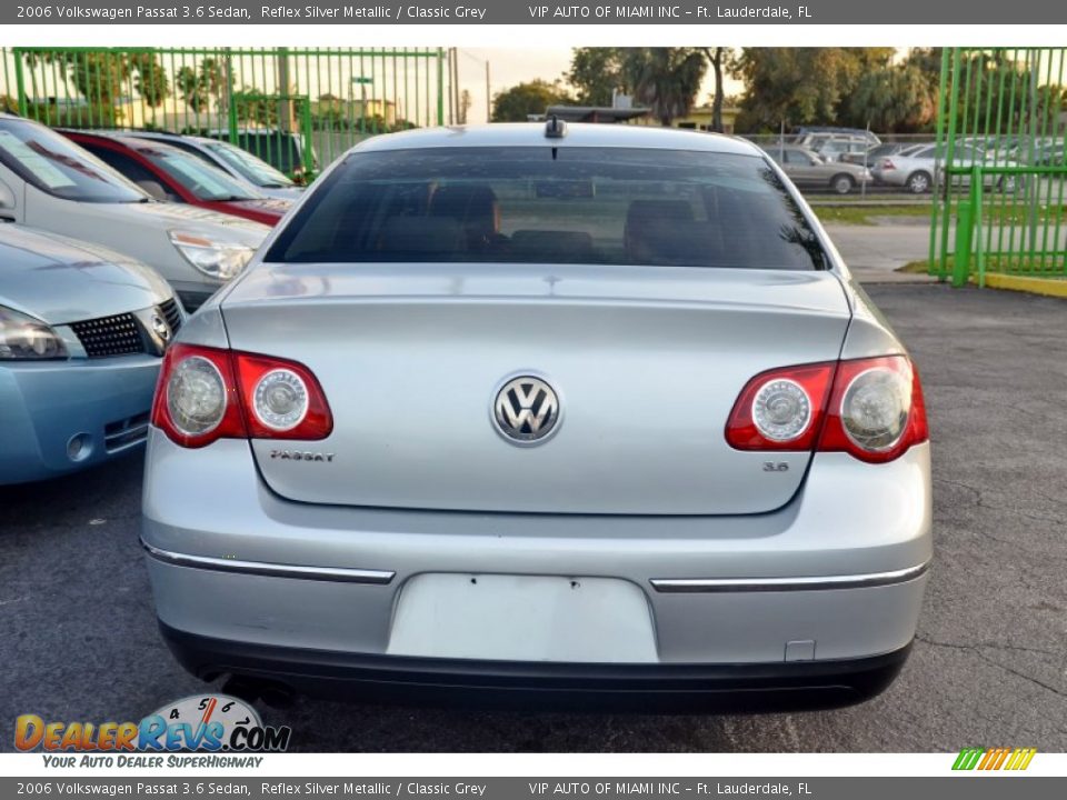 2006 Volkswagen Passat 3.6 Sedan Reflex Silver Metallic / Classic Grey Photo #23